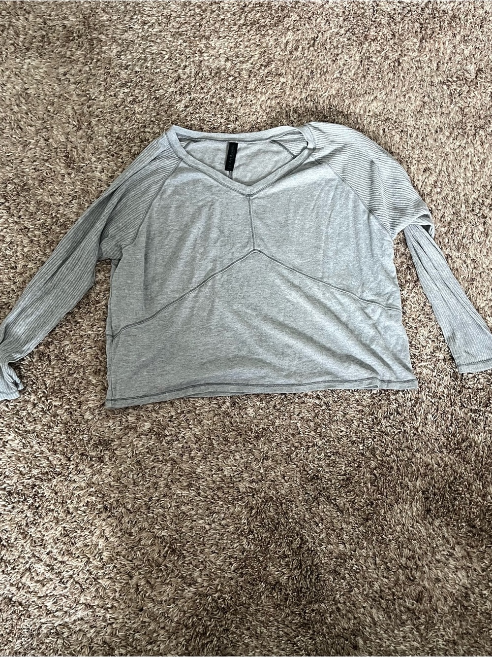 Ambrielle Women's Light Gray V-Neck Long Sleeve Pajama Top Size M